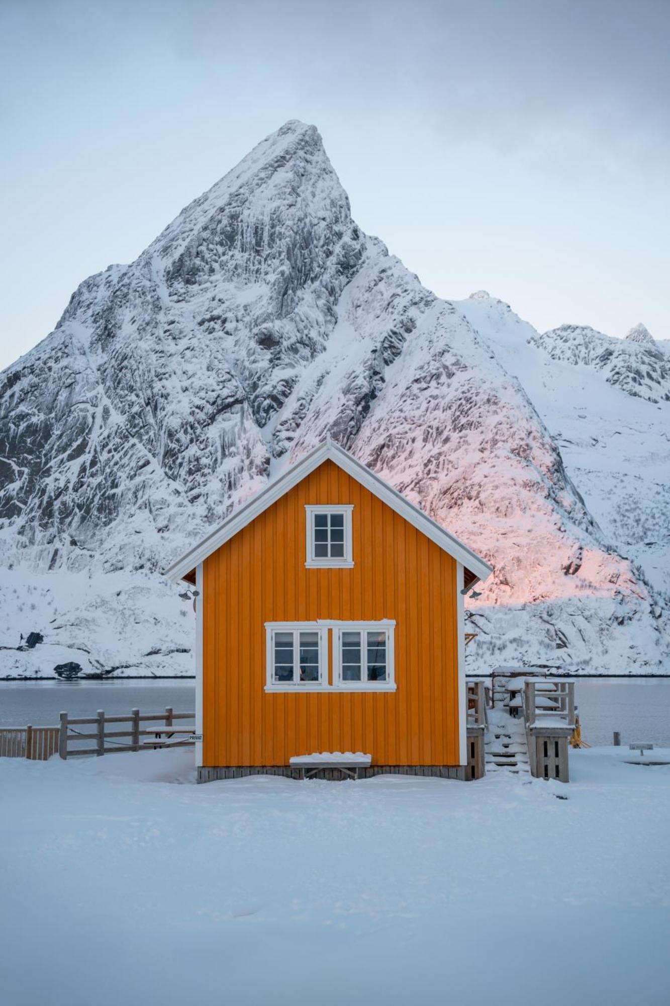 The Famous Yellow House Reine Luaran gambar