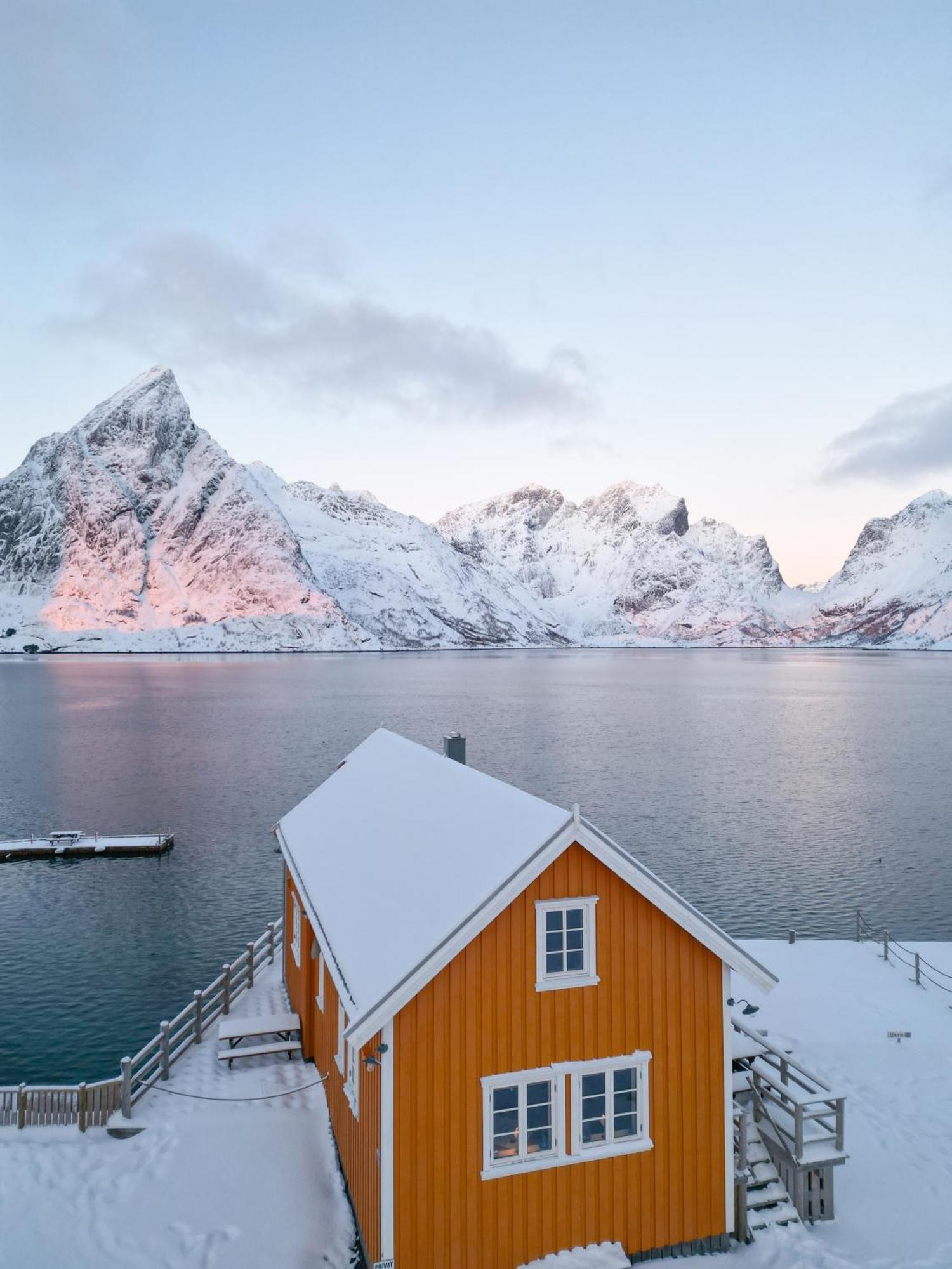 The Famous Yellow House Reine Luaran gambar